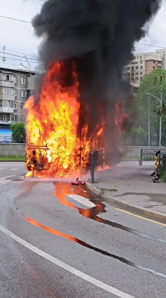 В Алматы сгорел автобус, фото - Новости Zakon.kz от 25.04.2024 15:20