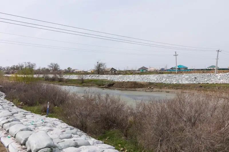 На линии воды: эмбинские нефтяники противостоят угрозе паводка, фото - Новости Zakon.kz от 26.04.2024 10:31