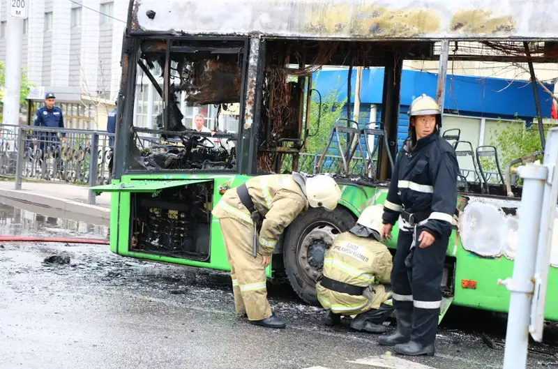 В Алматы сгорел автобус, фото - Новости Zakon.kz от 25.04.2024 15:20