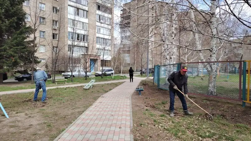 В Усть-Каменогорске "марш субботников" – жильцы домов наводят порядок во дворах