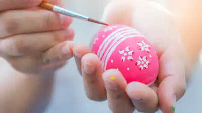 Как красить яйца на Пасху: 7 классических и дизайнерских способов