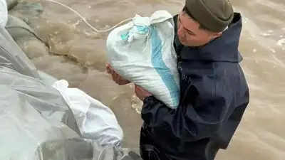 В МЧС РК показали, как в затопленном Кульсары откачивают воду, фото - Новости Zakon.kz от 27.04.2024 03:15