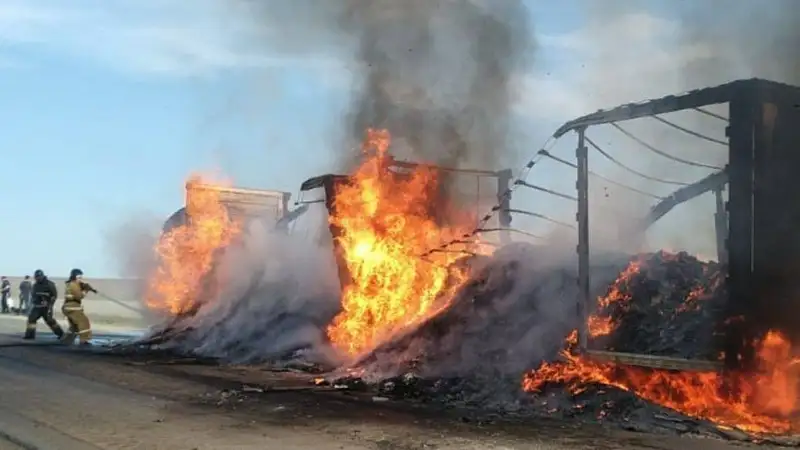 Полный приправ грузовик вспыхнул на трассе в Актюбинской области