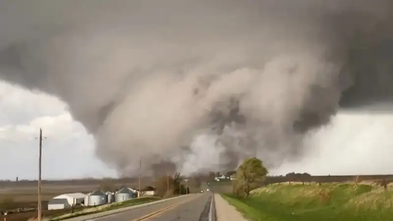 Несколько человек пострадали во время мощных торнадо в США