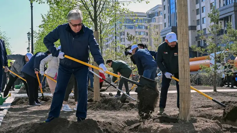 Токаев посадил дерево на столичной аллее "Улытау"