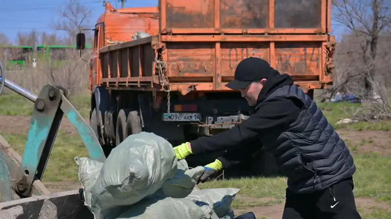 В массовом субботнике принял участие аким Павлодарской области Асаин Байханов