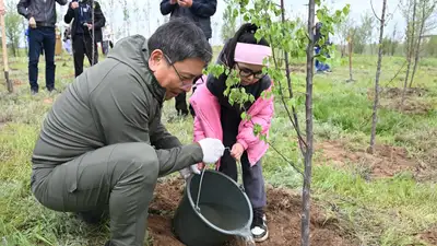 посадка саженцев, фото - Новости Zakon.kz от 27.04.2024 16:02