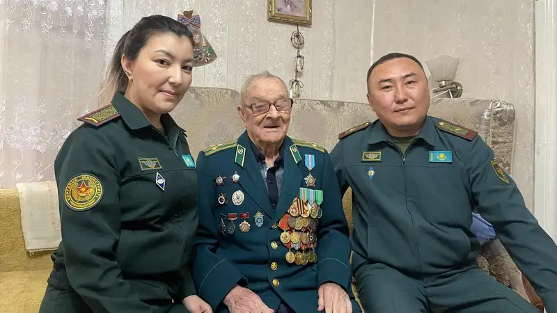 ветеран отмечает день рождения, фото - Новости Zakon.kz от 28.04.2024 19:52