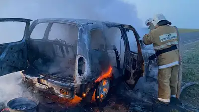 автомобиль сгорел в Атырауской области, фото - Новости Zakon.kz от 29.04.2024 01:36