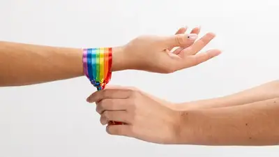 связывание рук радужной повязкой, фото - Новости Zakon.kz от 28.04.2024 13:54