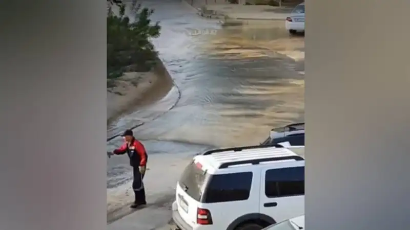 В Актау прорвало два крупных водопровода