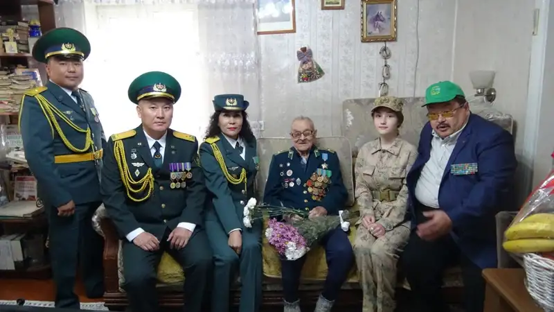 ветеран отмечает день рождения, фото - Новости Zakon.kz от 28.04.2024 19:52