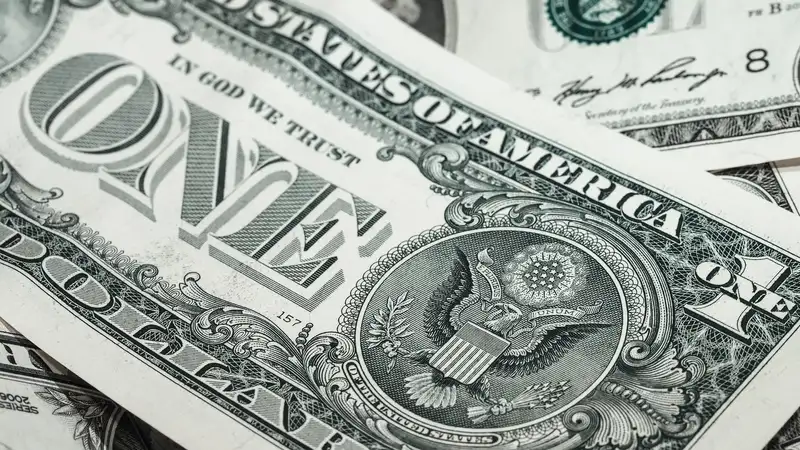 Курс доллара продолжил снижение на торгах 29 апреля