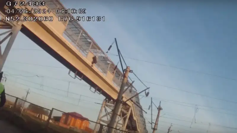 Висящий мужчина на железнодорожном мосту попал на видео в Павлодаре 