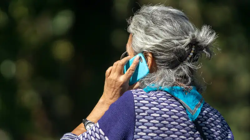 "Давайте ползком": диалог пенсионерки с мошенником сняли на видео