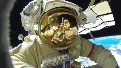 Российский космонавт сделал селфи, фото - Новости Zakon.kz от 29.04.2024 16:10