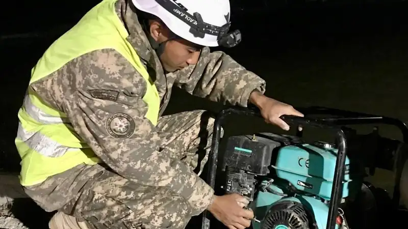 В городе Кульсары продолжают откачивать воду