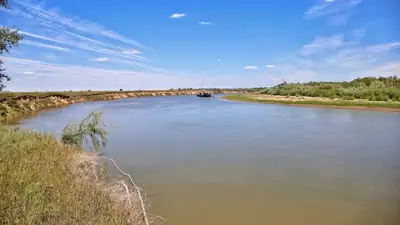 В Атырау уровень воды в реке Урал продолжает расти