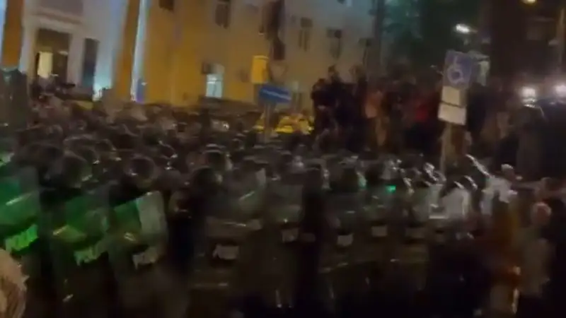 Водомет, резиновые пули и перцовый газ применили против митингующих в Грузии