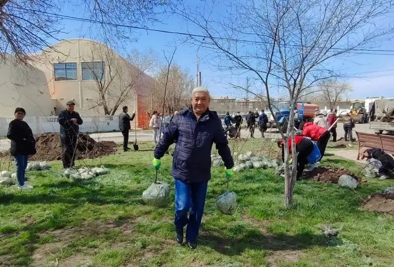 Дворы домов одиноких пенсионеров и ветеранов благоустраивают волонтёры Карагандинской области, фото — Новости Zakon.kz от 30.04.2024 16:50