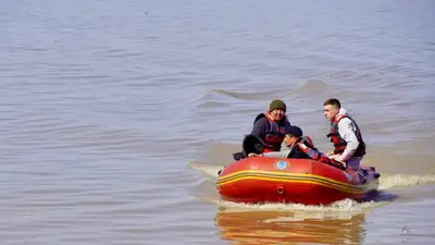 Полицейский спас подростка из затопленного села в СКО, фото - Новости Zakon.kz от 30.04.2024 20:24