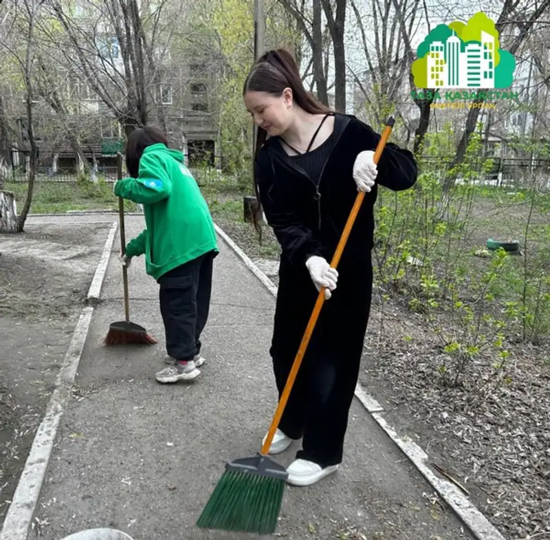 Дворы домов одиноких пенсионеров и ветеранов благоустраивают волонтёры Карагандинской области, фото — Новости Zakon.kz от 30.04.2024 16:50