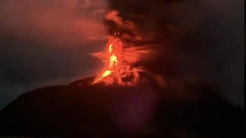 Вулкан извергается в Индонезии, видео