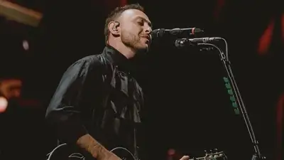 певец, фото - Новости Zakon.kz от 30.04.2024 23:16