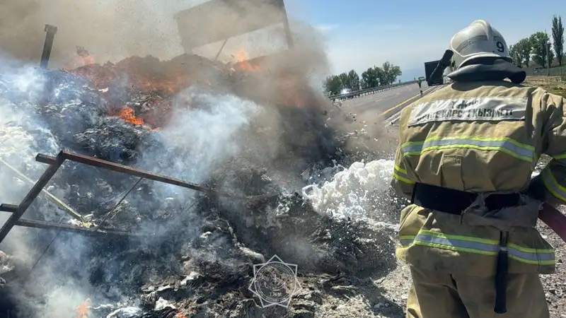 Прицеп с грузом сгорел до дотла на трассе в Алматинской области