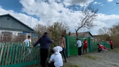 Дворы домов одиноких пенсионеров и ветеранов благоустраивают волонтеры Карагандинской области