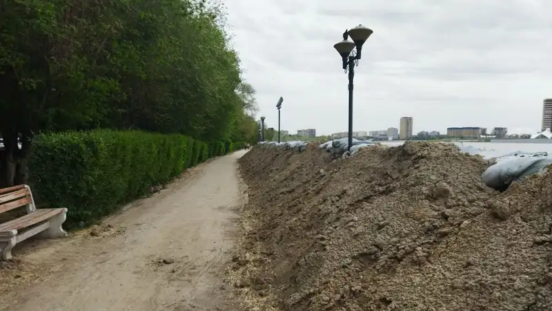Вода наступает: как жители Атырау возводят песчаные насыпи и следят за рекой