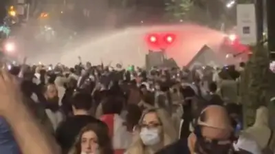 Митинги в Тбилиси: в драке пострадал глава грузинской оппозиционной партии, фото - Новости Zakon.kz от 01.05.2024 04:02