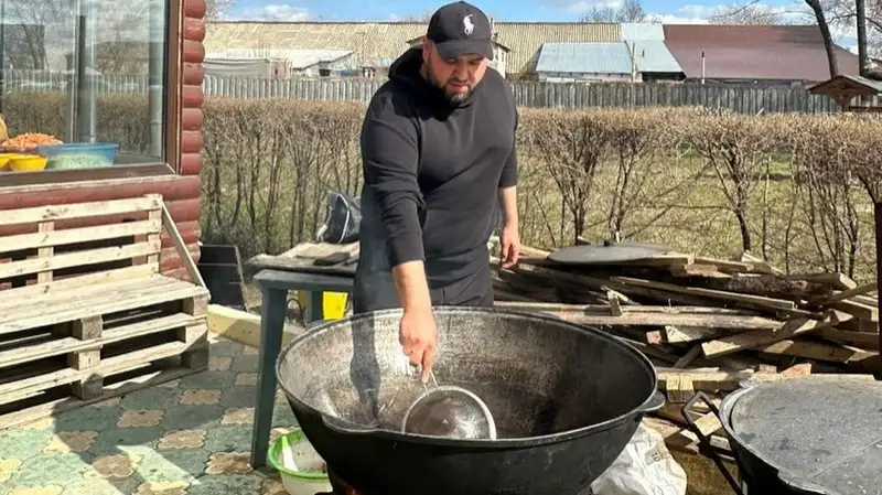 Не мог спать: житель Узбекистана рассказал, почему помогал казахстанцам во время паводков