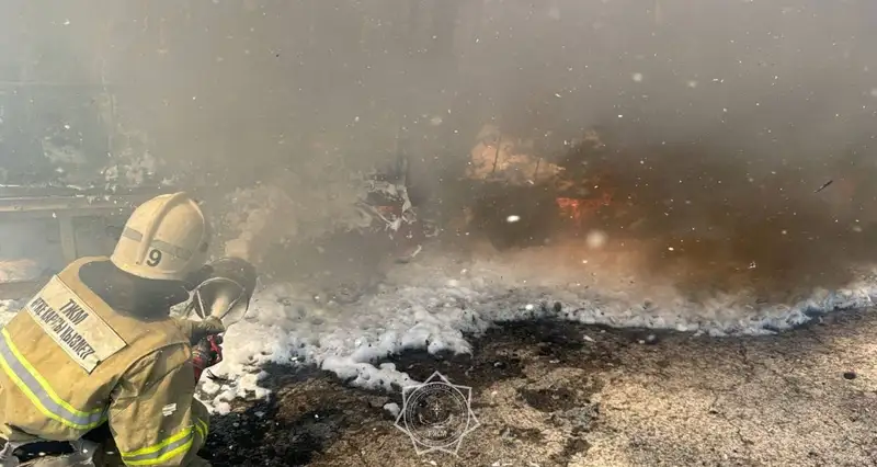 Прицеп с грузом сгорел до дотла на трассе в Алматинской области, фото - Новости Zakon.kz от 30.04.2024 14:23