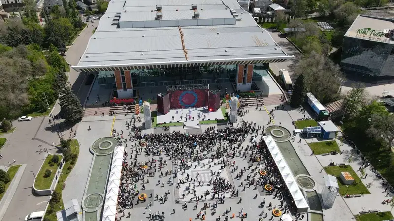 Алматинцы отмечают День единства народа Казахстана