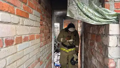 В Костанае пожарные из горящего дома вынесли три газовых баллона, фото - Новости Zakon.kz от 01.05.2024 21:02