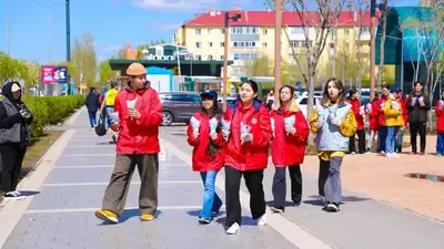 Бауырсаки и сладости бесплатно раздавали на улице астанчанам , фото - Новости Zakon.kz от 01.05.2024 20:16