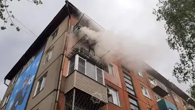 Пять человек спасли из пожара в Усть-Каменогорске, фото - Новости Zakon.kz от 01.05.2024 14:05