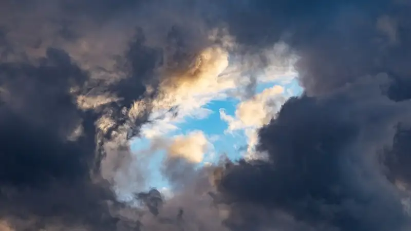 Град, шквальный ветер и буря: синоптики рассказали о погоде на 2 мая