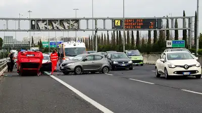 Обвал шоссе в Китае: 18 авто оказались в ловушке, фото - Новости Zakon.kz от 01.05.2024 11:46