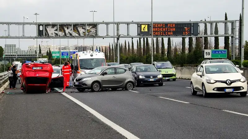 Обвал шоссе в Китае: 18 авто оказались в ловушке