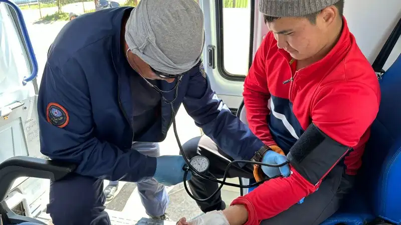 Скорпион укусил волонтера, который помогал бороться с паводками в Атырау