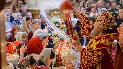 Священник рассказал, почему на Пасху принято освещать куличи, фото - Новости Zakon.kz от 02.05.2024 16:12
