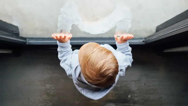 Дети выпадают из окон: как их обезопасить