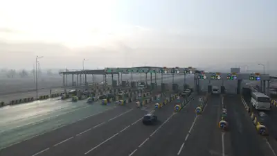 Платная дорога, платный проезд, автомобили, грузовые машины, шлагбаумы, трасса  , фото - Новости Zakon.kz от 04.02.2025 12:03