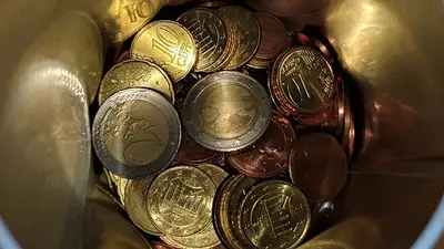 Девочка отдала свою копилку пострадавшим от паводков, фото - Новости Zakon.kz от 02.05.2024 13:47