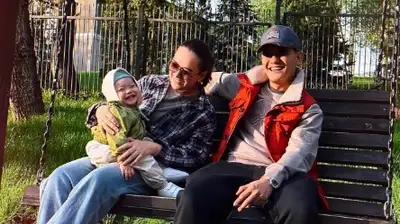 Али Окапов с семьей, фото - Новости Zakon.kz от 02.05.2024 21:44