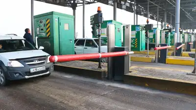 Платная дорога, платный проезд, автомобили, грузовые машины, шлагбаумы, трасса  , фото - Новости Zakon.kz от 22.01.2025 12:59