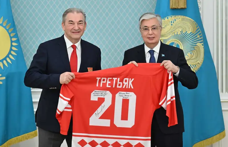 Легендарный хоккеист Третьяк подарил Токаеву именную футболку, фото - Новости Zakon.kz от 02.05.2024 17:33