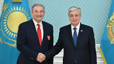 Легендарный хоккеист Третьяк подарил Токаеву именную футболку, фото - Новости Zakon.kz от 02.05.2024 17:33